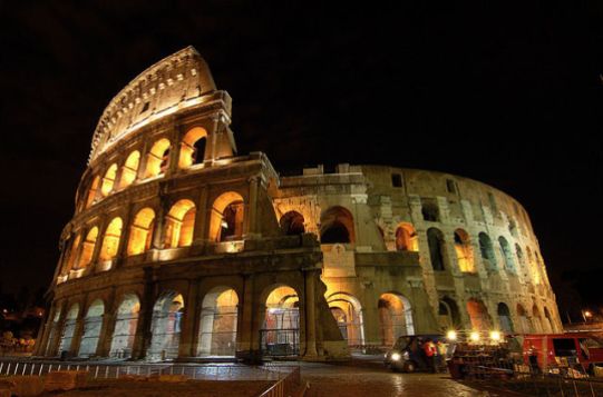640px-Colosseum_at_night